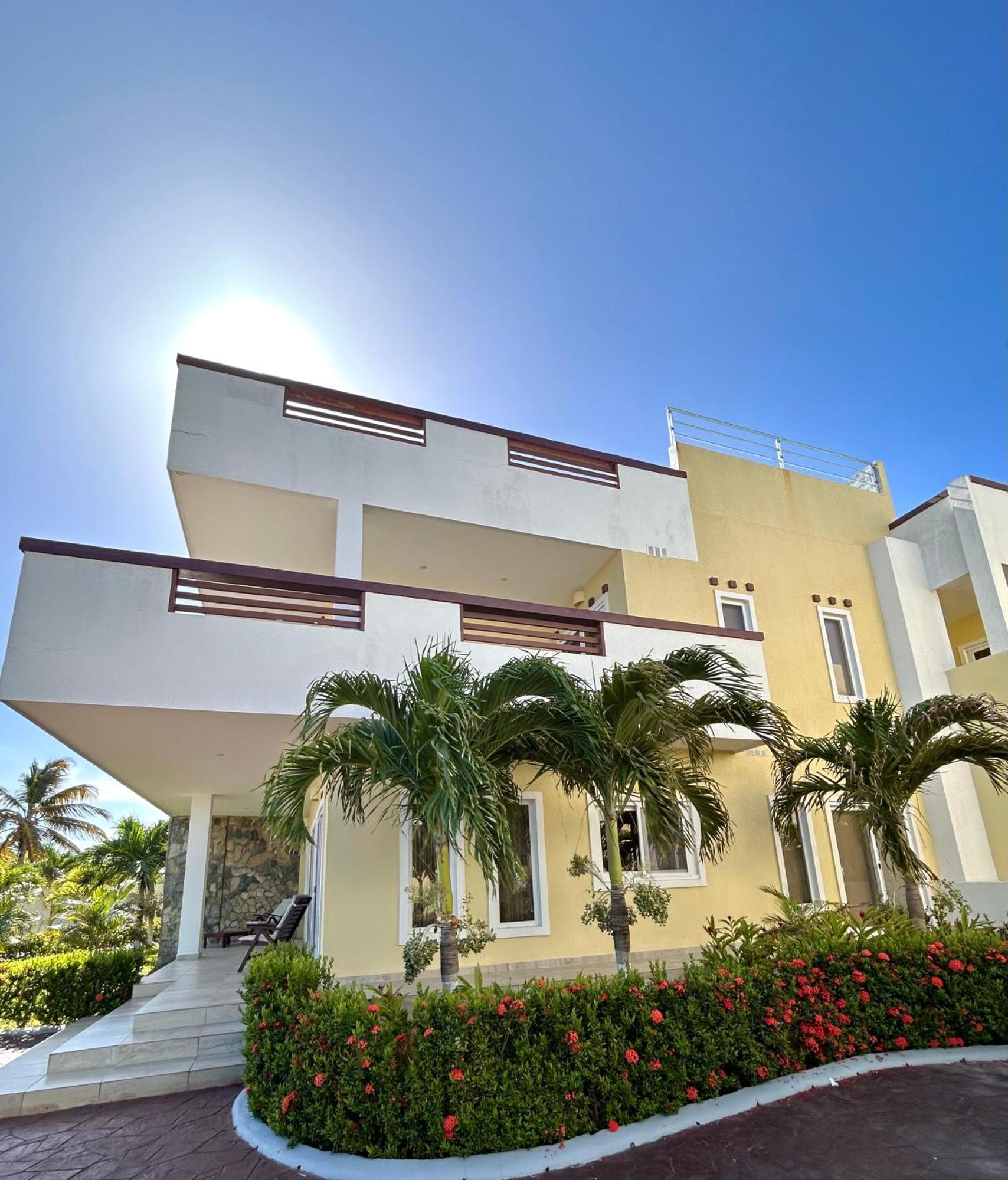 Habitacion Privada En Dixon Cove Roatan Exterior photo