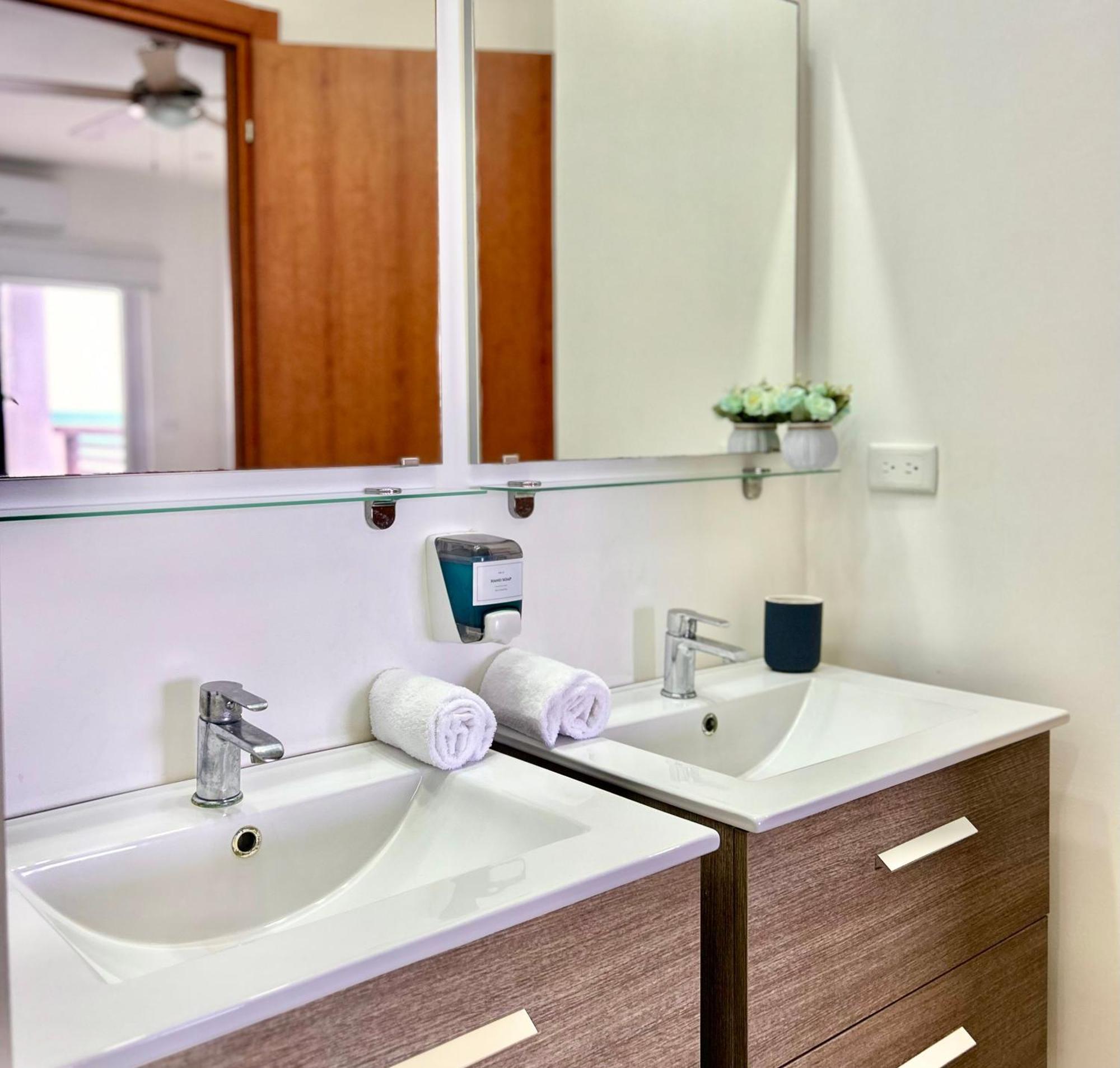 Habitacion Privada En Dixon Cove Roatan Exterior photo
